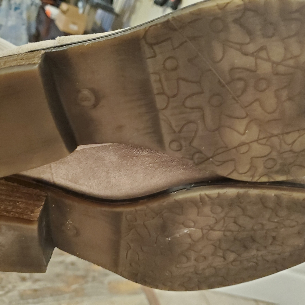Very Volatile suede booties sz 8 - Picture 3 of 5